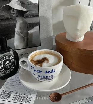  Корейски стил нишевая кафене проста синя буква керамична чаша и чинийка набор от френската романтична ретро чашата за кафе на млечна чаша